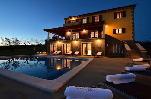 Photo 11 - Lovely 5-bed Villa in Buzet