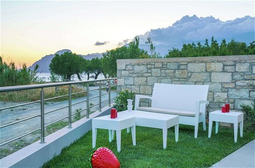Foto 16 - Beachfront Villa With sea Views