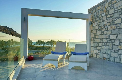 Foto 15 - Beachfront Villa With sea Views