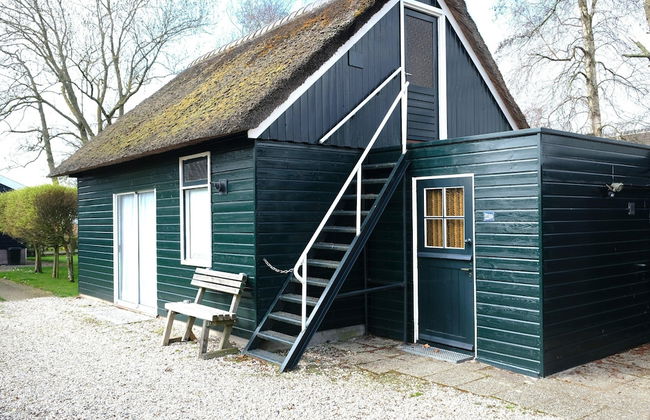 Cozy House with a Boat near Giethoorn & Weerribben Wieden National Park - Foto 1