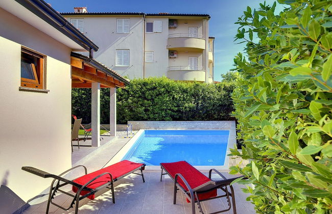 Detached Modern Villa With Pool and Fenced Yard Near the Sea - Foto 13
