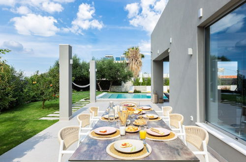 Foto 1 - Lush Villa With Heated Pool 180m to the Beach