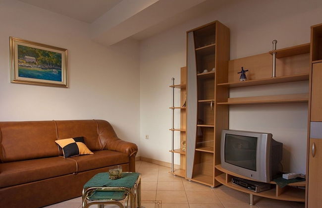 Cozy Apartment in Malinska near Sea - Photo 5