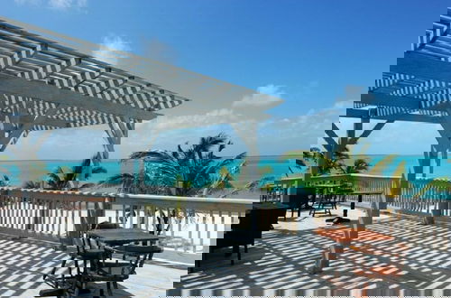 Foto 7 - Seaside Escape: Private Beachfront Villa With Infinity Pool