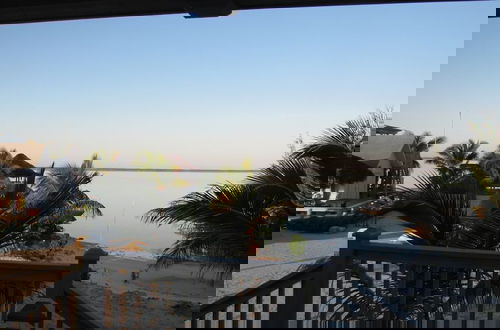 Foto 17 - Seaside Escape: Private Beachfront Villa With Infinity Pool