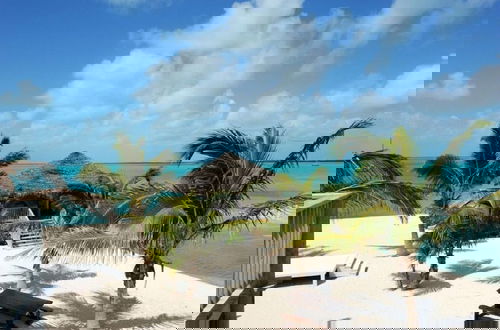 Foto 19 - Seaside Escape: Private Beachfront Villa With Infinity Pool