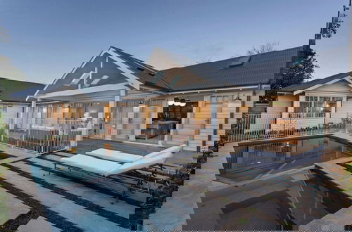 Foto 37 - Muskoka Luxe Retreat With Pool Spa Fire Pit