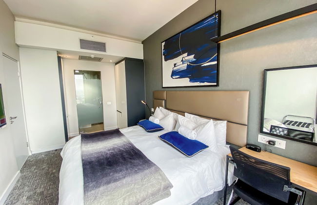Sandtoncity-apartment-sleeps2-pool-parking - Foto 2