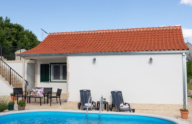Serene Retreat Holiday Home With Pool - Photo 28