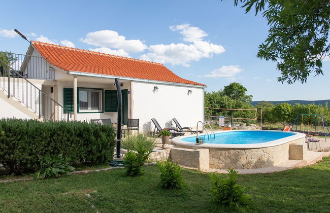 Serene Retreat Holiday Home With Pool - Photo 24