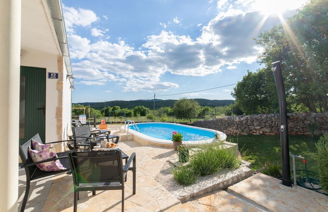 Serene Retreat Holiday Home With Pool - Photo 23