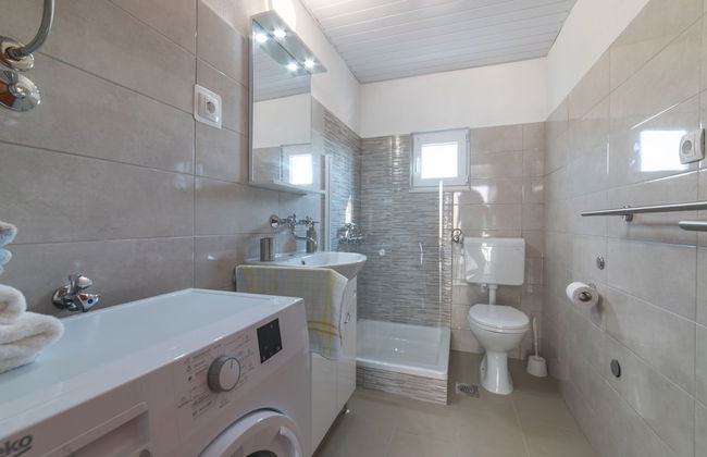 Serene Retreat Holiday Home With Pool - Photo 9