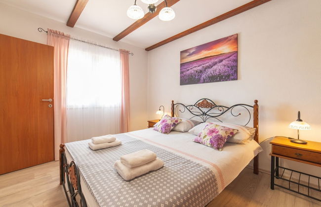 Serene Retreat Holiday Home With Pool - Photo 4
