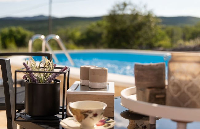 Serene Retreat Holiday Home With Pool - Photo 13