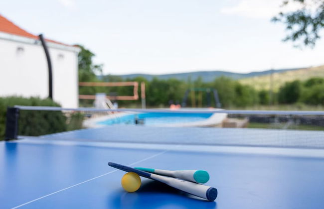 Serene Retreat Holiday Home With Pool - Photo 19