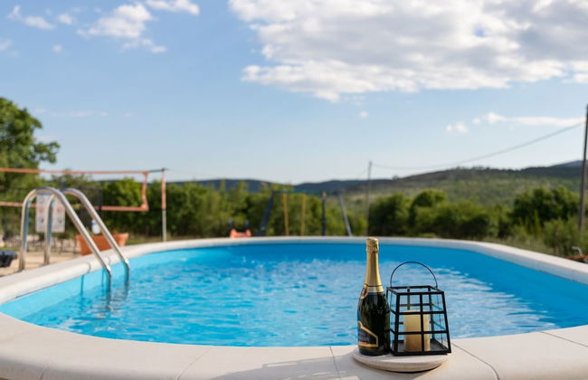 Serene Retreat Holiday Home With Pool - Photo 16