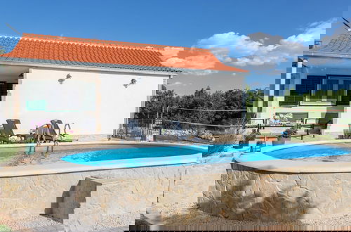 Foto 26 - Serene Retreat Holiday Home With Pool
