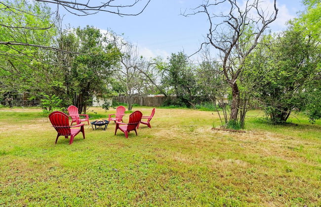 Comfortable 6BR 3BA Home w Large Yard - Foto 37