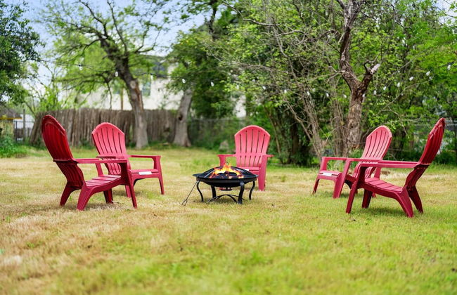 Comfortable 6BR 3BA Home w Large Yard - Foto 39