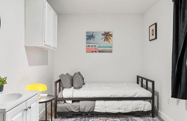 Comfortable 6BR 3BA Home w Large Yard - Foto 18