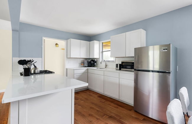 Comfortable 6BR 3BA Home w Large Yard - Foto 19