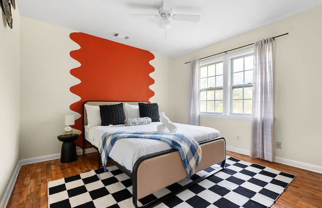 Comfortable 6BR 3BA Home w Large Yard - Foto 13