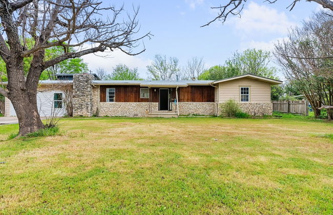 Comfortable 6BR 3BA Home w Large Yard - Foto 36
