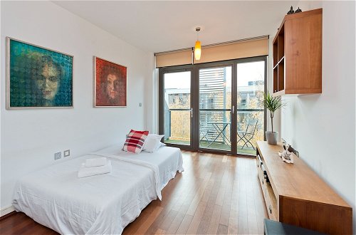 Photo 3 - Spacious Flat With Balcony Close to the River in Greenwich by Underthedoormat