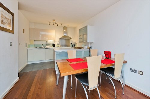 Photo 9 - Spacious Flat With Balcony Close to the River in Greenwich by Underthedoormat