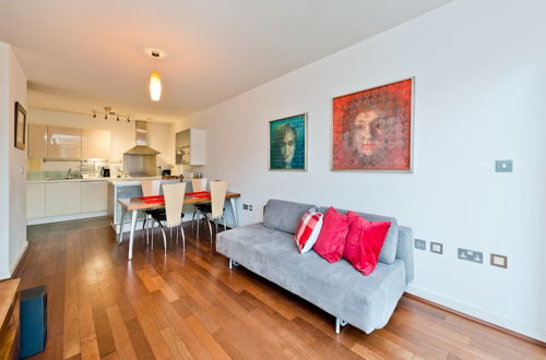 Photo 6 - Spacious Flat With Balcony Close to the River in Greenwich by Underthedoormat