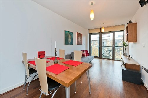 Photo 10 - Spacious Flat With Balcony Close to the River in Greenwich by Underthedoormat