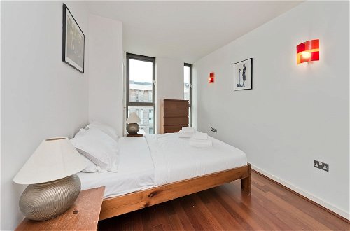 Photo 2 - Spacious Flat With Balcony Close to the River in Greenwich by Underthedoormat