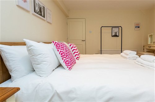 Photo 2 - Modern and Bright 3 Bedroom House in Paddington