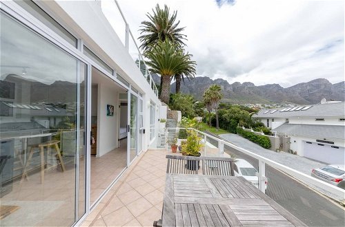 Photo 16 - Stylish and Bright 1 Bedroom Apartment - Camps Bay