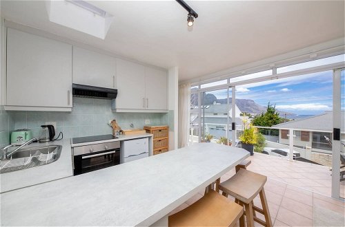 Photo 4 - Stylish and Bright 1 Bedroom Apartment - Camps Bay
