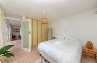 Photo 2 - Stylish and Bright 1 Bedroom Apartment - Camps Bay