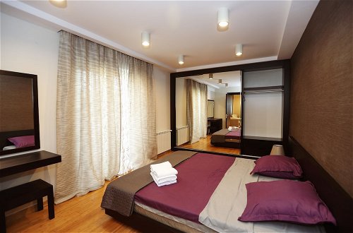 Foto 5 - Hosthub 2 Bedroom near Dry Bridge SmartTV
