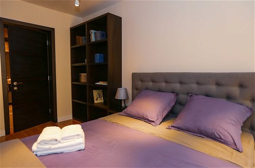 Foto 4 - Hosthub 2 Bedroom near Dry Bridge SmartTV