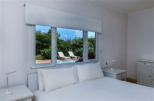Photo 10 - Beach Front Luxury Villa! Boca Catalina Malmok