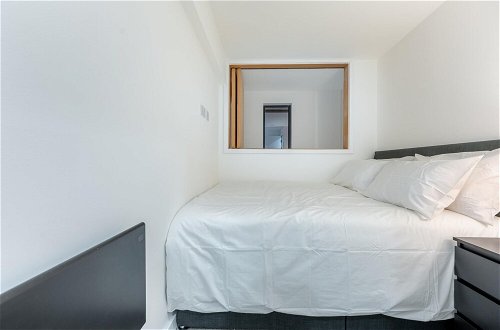 Photo 3 - Stunning 2BD Apartment in Manchester