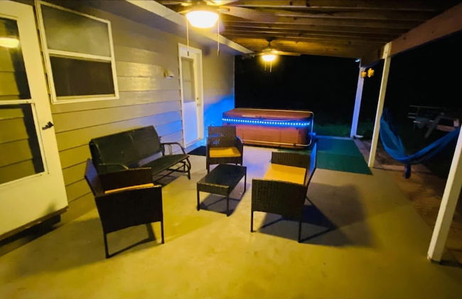 Uhost AI 4BR Retreat Hot Tub Firepit - Photo 39