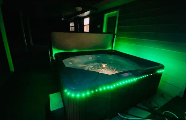 Uhost AI 4BR Retreat Hot Tub Firepit - Photo 42