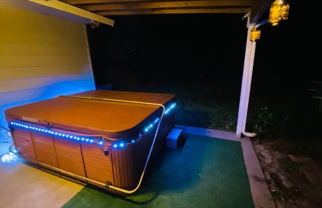 Uhost AI 4BR Retreat Hot Tub Firepit - Photo 41