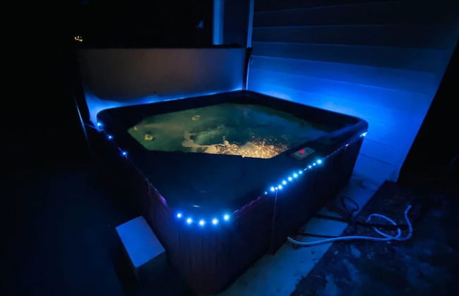 Uhost AI 4BR Retreat Hot Tub Firepit - Photo 40