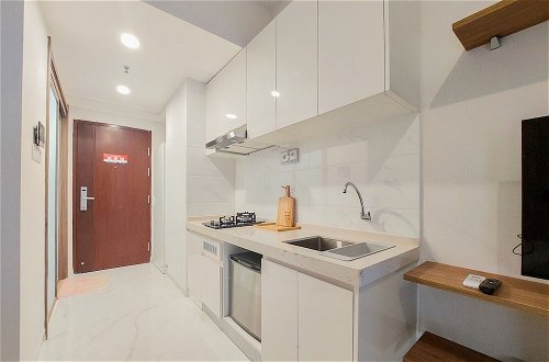 Foto 7 - Well Designed And Elegant Studio At Sky House Bsd Apartment