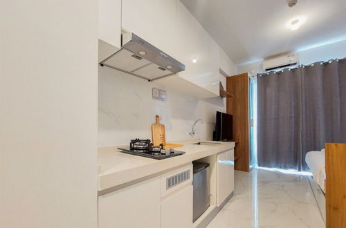 Foto 6 - Well Designed And Elegant Studio At Sky House Bsd Apartment