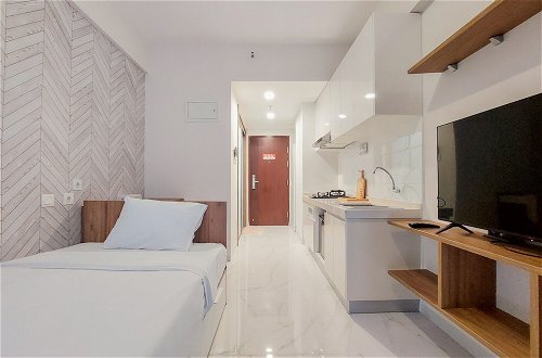 Foto 3 - Well Designed And Elegant Studio At Sky House Bsd Apartment