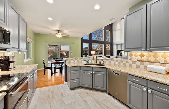 Spacious Home W/ Fun Amenities | Lake & Mtn Views - Foto 9