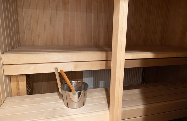 2ndhomes Gorgeous Courtyard Home w Sauna - Photo 21