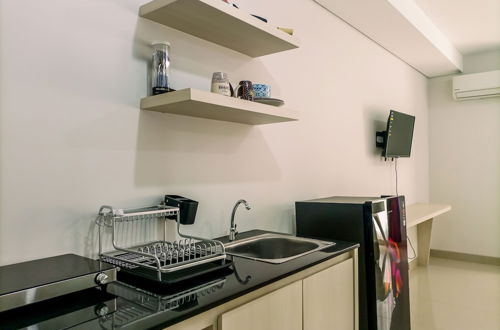 Foto 10 - Cozy Studio Room At Barsa City Apartment